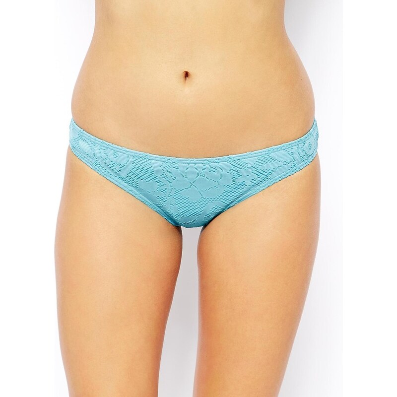Exclusivité ASOS - Poitrines généreuses - Bas de bikini taille basse en dentelle au crochet - Bleu