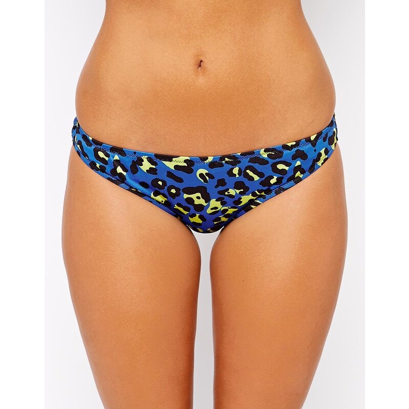 ASOS - Bas de bikini taille basse à imprimé léopard - Bleu - Exclusivité ASOS - Multi