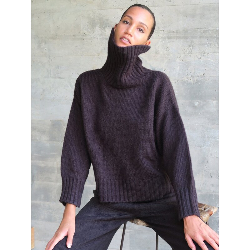 Luciee Berner Neck Sweater In Black