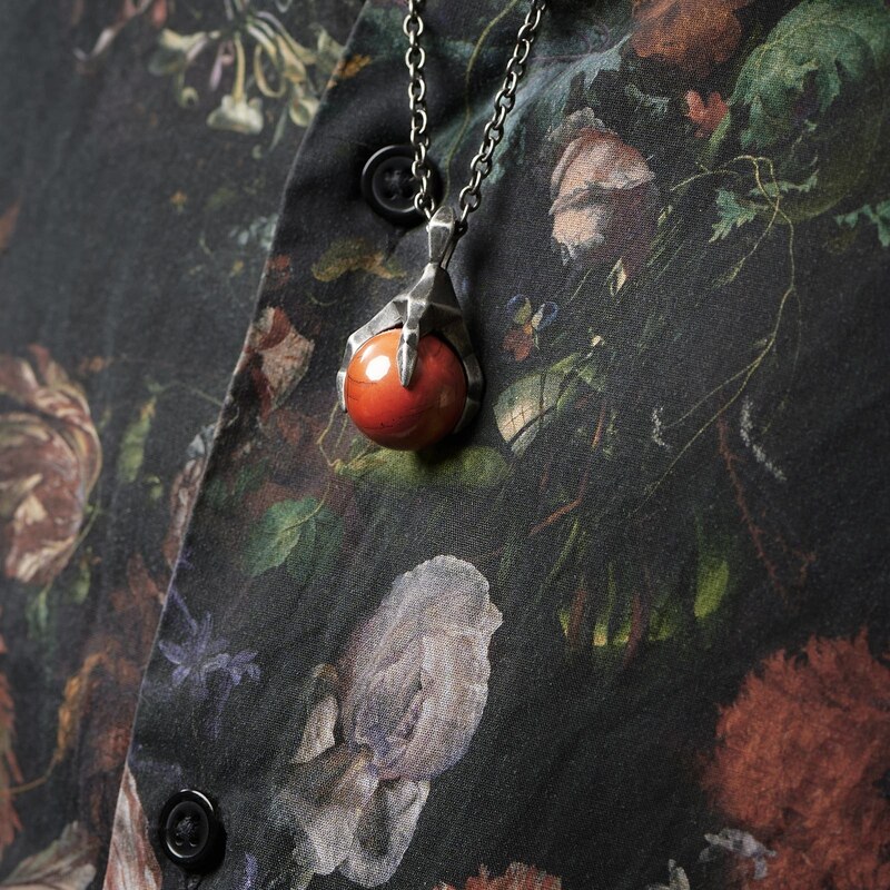 Moody Mason Collier Jax en acier gris foncé avec serre de dragon et pierre de jaspe rouge