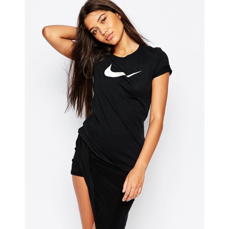 Nike - T-shirt ajusté avec logo virgule - Noir