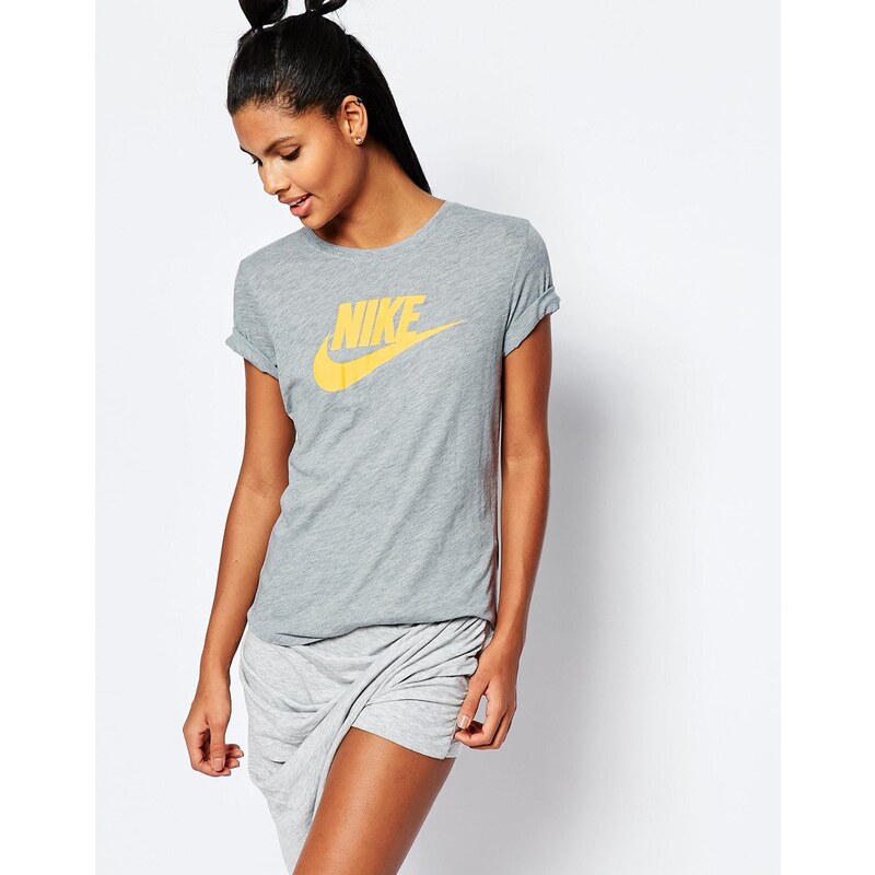 Nike - T-shirt ajusté avec logo virgule et inscription - Noir