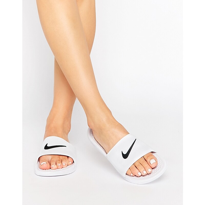 Nike - Benassi - Sandales de piscine plates à enfiler - Blanc - Blanc