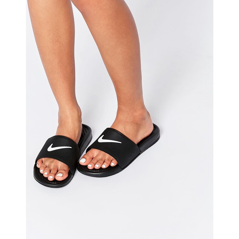 Nike - Benassi - Sandales de piscine plates à enfiler - Noir - Noir