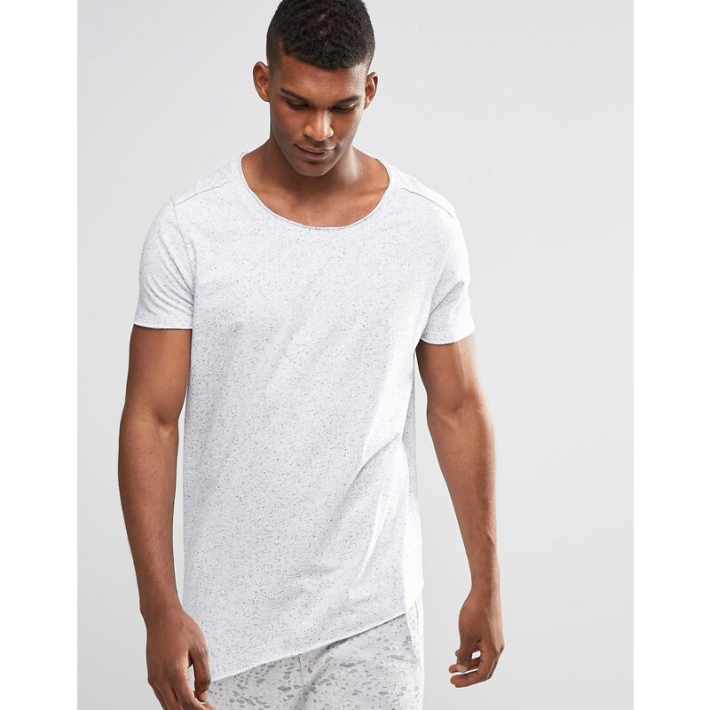ASOS - T-shirt long en tissu moucheté avec encolure dégagée, bords bruts et ourlet asymétrique - Blanc