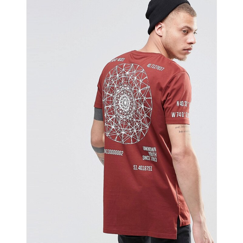 ASOS - T-shirt super long avec imprimé graphique spirale au dos et ourlet asymétrique - Rouge