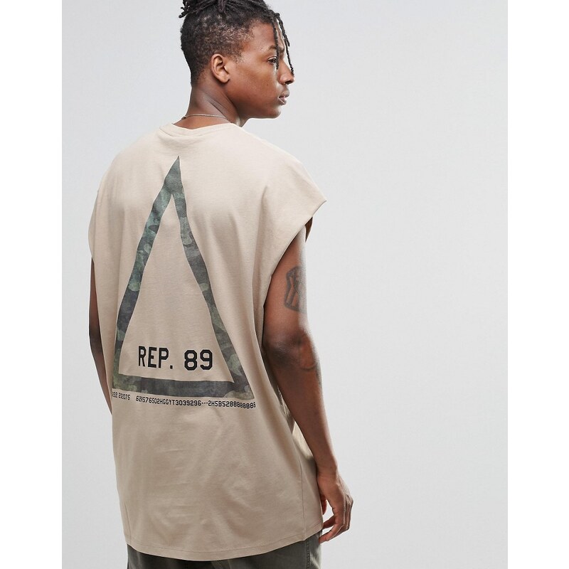 ASOS - T-shirt sans manches super oversize avec triangle camouflage imprimé dans le dos - Beige