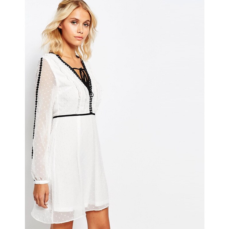 Fashion Union - Robe babydoll à col V avec manches transparentes et finitions contrastantes - Blanc