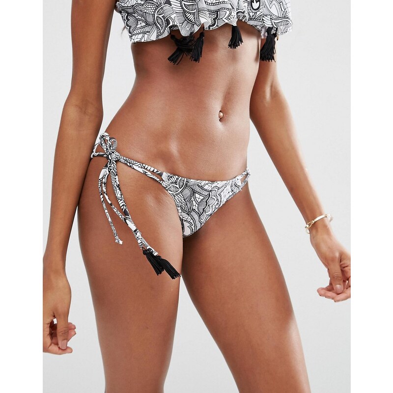 ASOS - Bas de bikini imprimé monochrome avec liens sur les côtés et bordure ornée de pampilles - Multi