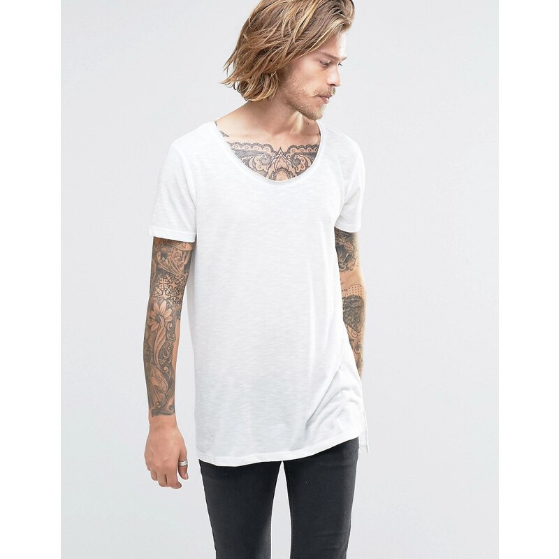 ASOS - T-shirt super long en tissu aspect daim à ourlet asymétrique et décolleté - Blanc