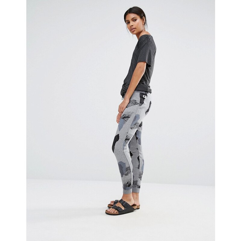 Nike - Pantalon de survêtement slim motif camouflage - Gris
