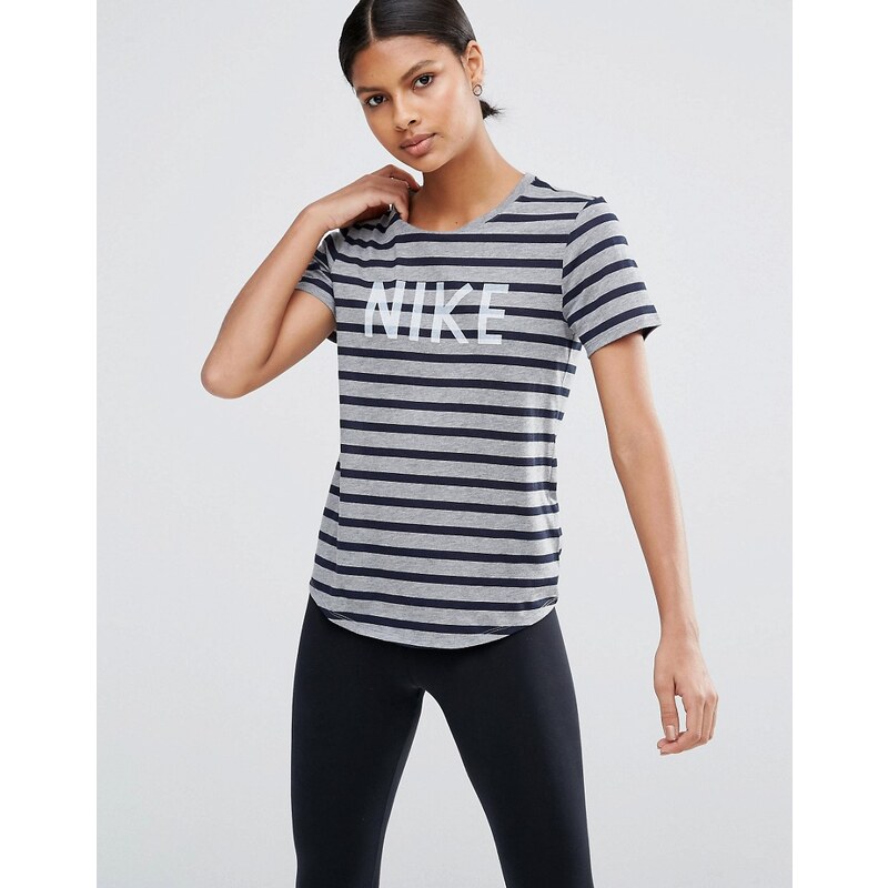 Nike - T-shirt à manches courtes et rayures avec logo - Gris