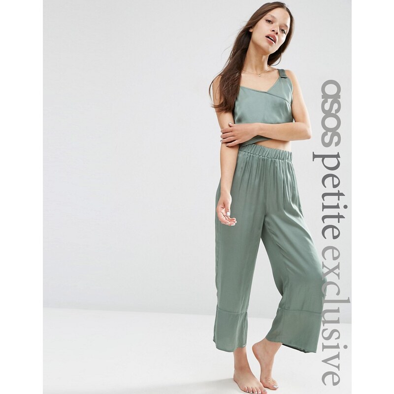 Exclusivité ASOS PETITE - Pantalon d'ensemble large en satin - Vert