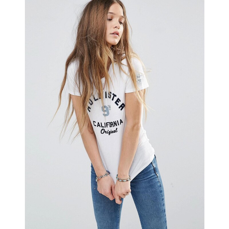 Hollister - T-shirt avec logo et orné d'écussons - Blanc