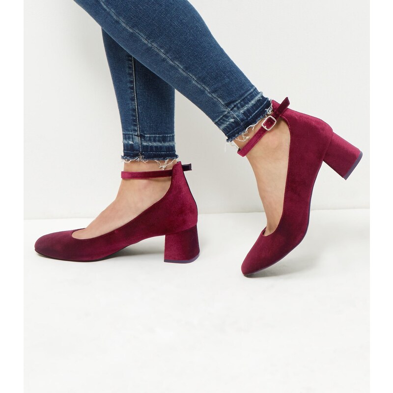New Look Chaussures rouge foncé Wide Fit en velours à talons blocs