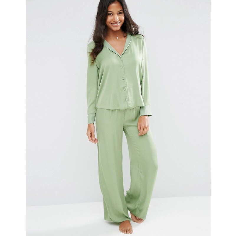 ASOS - Newton - Ensemble chemise et bas de pyjama large en satin à pois jacquard - Vert
