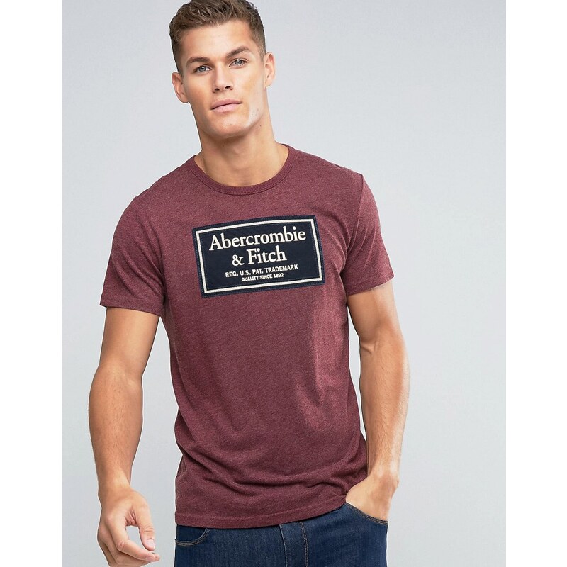 Abercrombie & Fitch - T-shirt cintré avec broderie encadrée et nombreuses surpiqûres - Rouge - Rouge