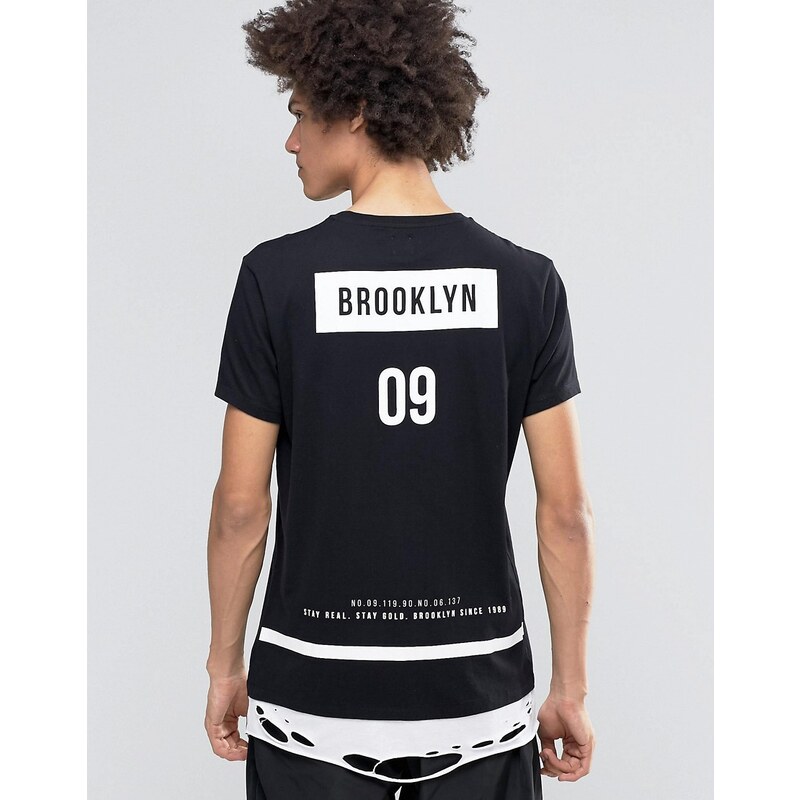 ASOS - Brooklyn - T-shirt super long avec imprimé dans le dos et ourlet rallongé - Noir
